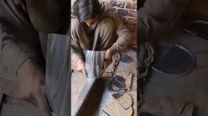 Процесс изготовления какой-то штуковины из металла.