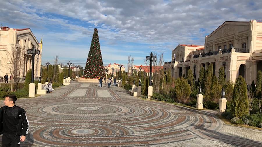 По Крыму пешком по Ялте и потрясающему новогоднему Новому Херсонесу в Севастополе смотреть онлайн