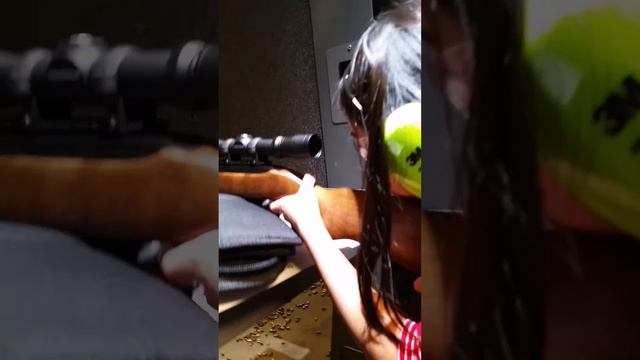 Brooke, age 9 shooting a Ruger 10/22 with a Leupold 2-7 power at 15 yards смотреть онлайн