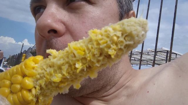 MUKBANG НА МОРЕ, ВАРЁНАЯ КУКУРУЗА.ОБЖОР. смотреть онлайн