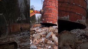 Процесс демонтажа огромной бочки.