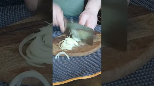 Продвинутый навык нарезки лука #shorts смотреть онлайн