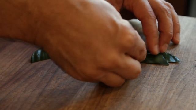 How to Chop and Use Kaffir Lime Leaves смотреть онлайн