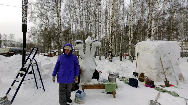 Пенсионеры лепят снеговиков