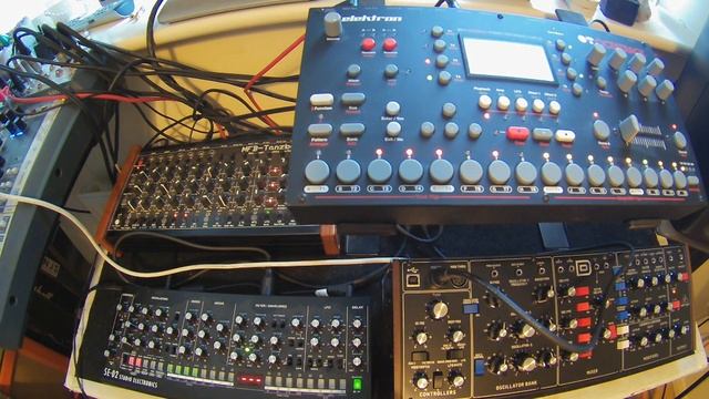 MFB Tanzbar, Elektron Octatrack, Behringer Model D & Roland SE02 смотреть онлайн