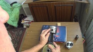 Для чего смещен поршневой палец в поршне.