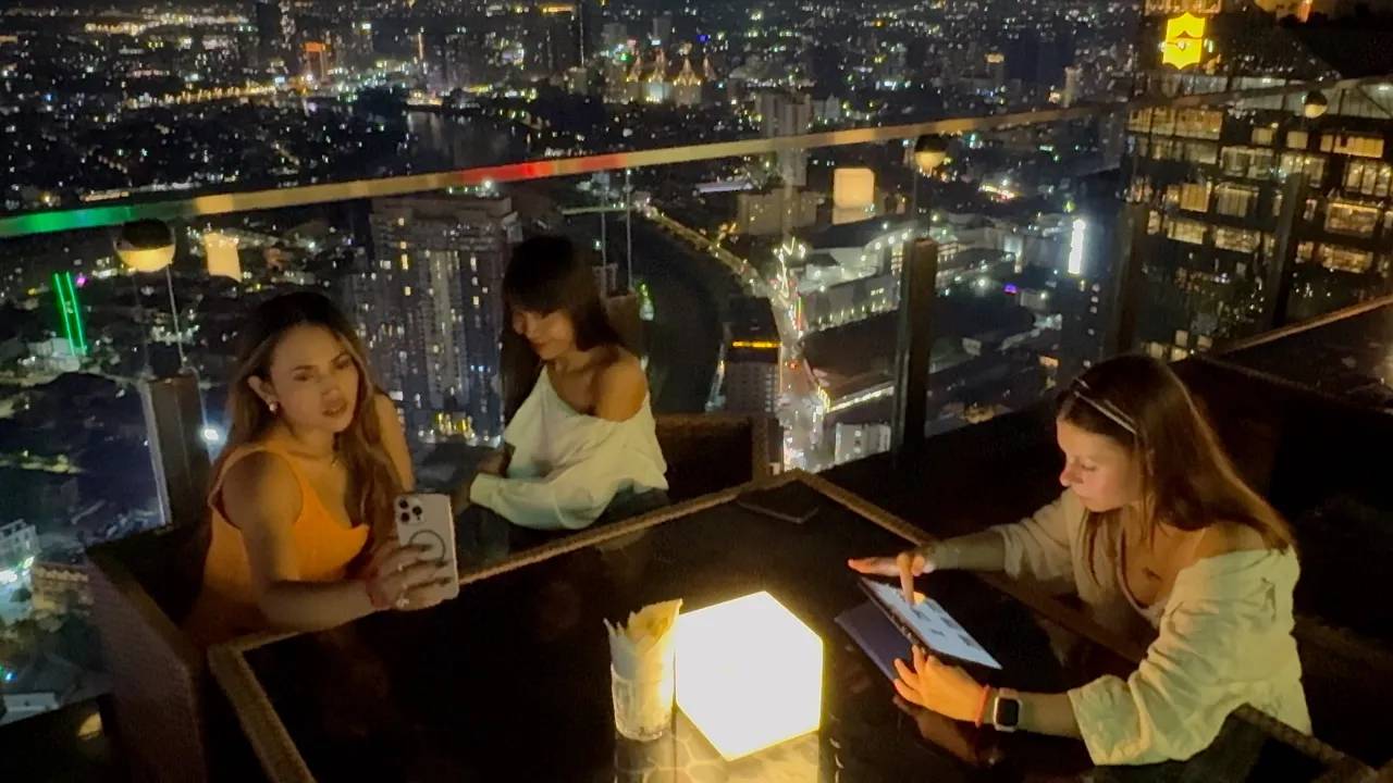Что на высоте 50-го этажа в Пномпене смотреть онлайн