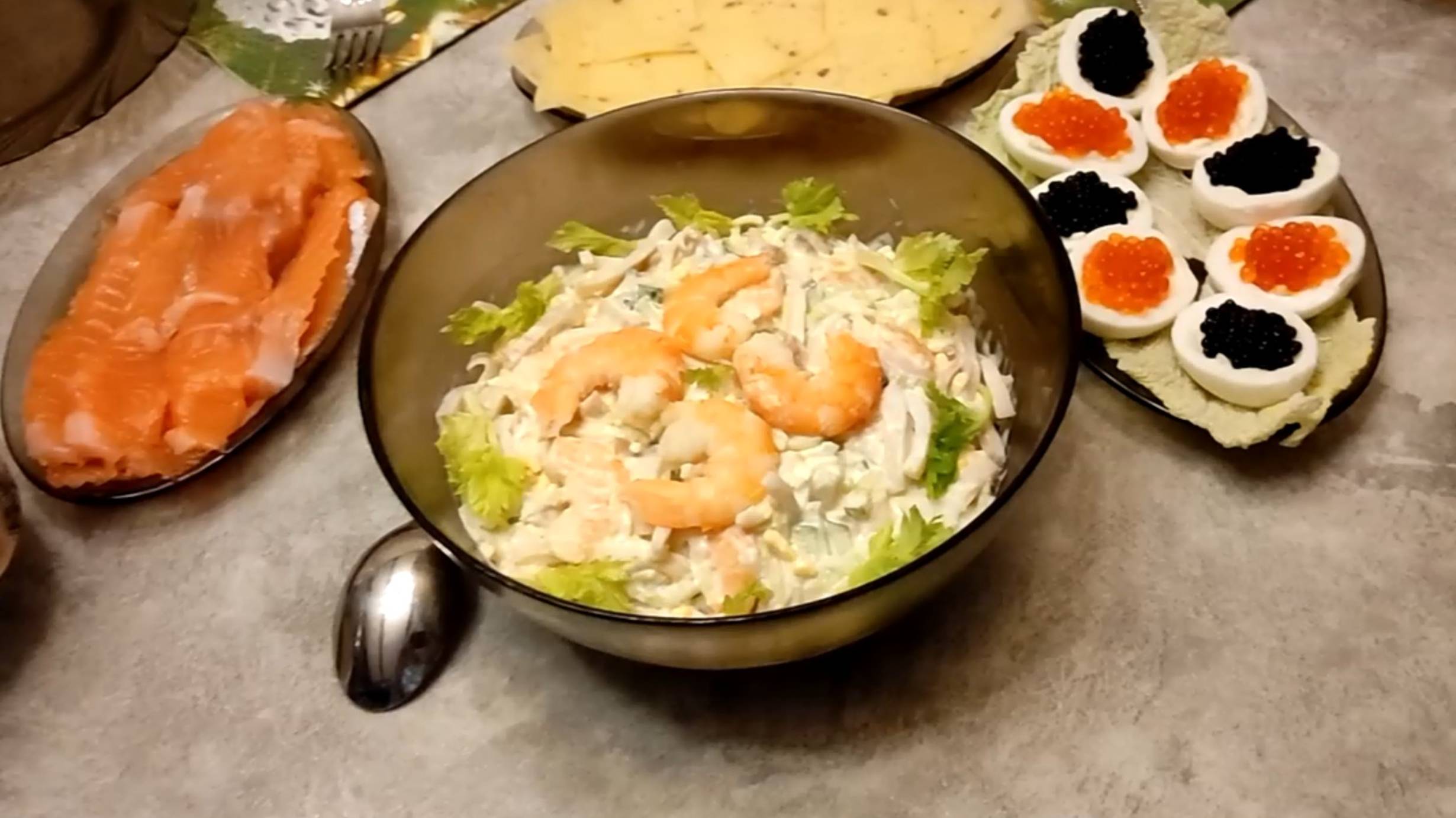 Лёгкий праздничный салат из морепродуктов и не только. смотреть онлайн