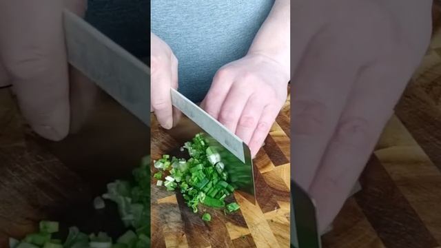 Так нарежешь хоть тонну лука! #shorts смотреть онлайн