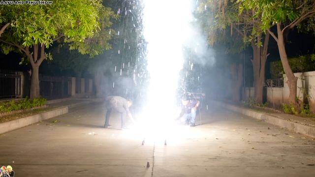 100 CRACKERS OF DIWALI | Diwali celebration with Family | Diwali Pathake | Aayu and Pihu Show смотреть онлайн