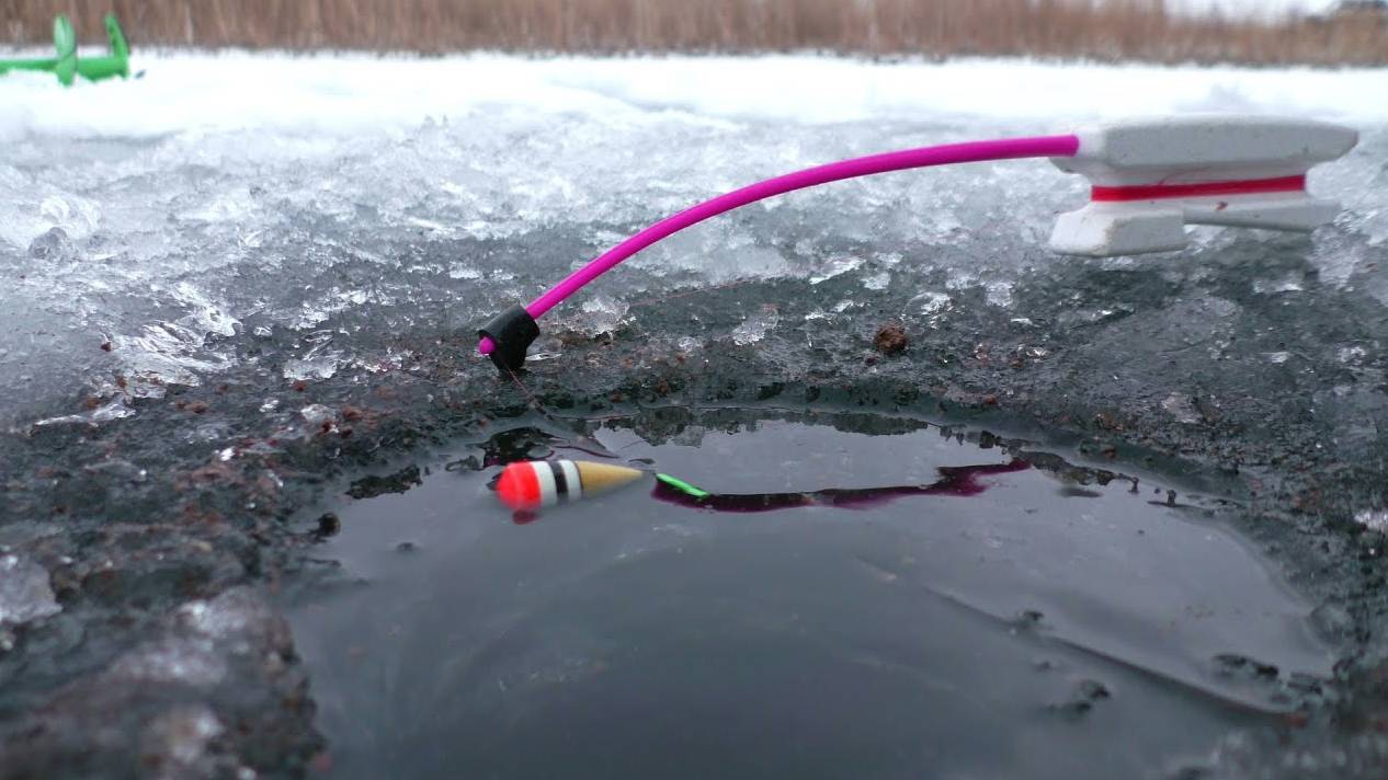 Только опустил поплавок и сразу поклёвка. Зимняя рыбалка в оттепель. Первый лёд смотреть онлайн