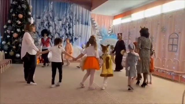 Вспоминаю утренники в детском саду. Детство как оно прекрасно, теперь младшая внучка веселится. смотреть онлайн