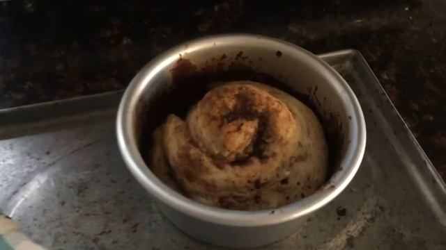 VLOG: BAKING A CINNAMON ROLL IN A TOASTER *just 1 piece!* смотреть онлайн