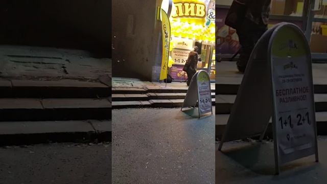 28.10.2022 Хорошая реклама / Дяденька Промоутер отрывается смотреть онлайн
