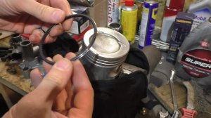 КАК ОДЕТЬ  КОЛЬЦА на ПОРШЕНЬ и УСТАНОВИТЬ ПОРШНЯ в ЦИЛИНДРЫ