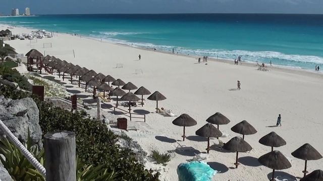 "Храм Скорпиона" на пляже.Канкун.Мексика.