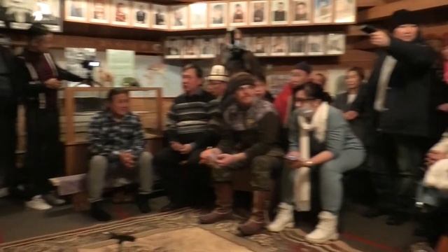 Выступление Талантаалы Бакчиева, манасчы. Шалгинов Юрий, студент музколледжа, отрывок "Алтын Арығ". смотреть онлайн