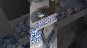 Процесс изготовления железных гаек.