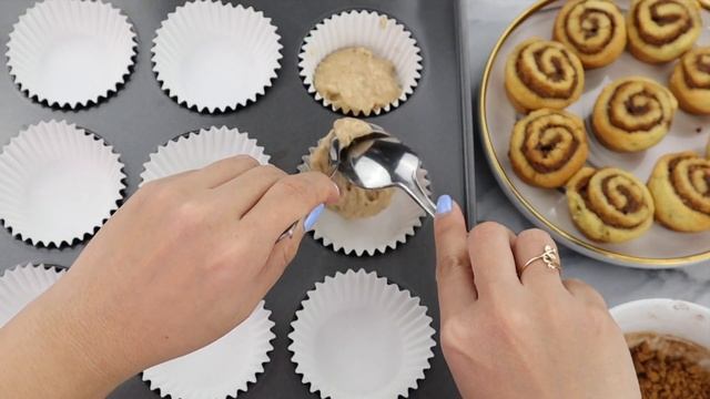 How to Make the Best Homemade Cinnamon Roll Cupcakes with Cinnamon Cream Cheese Buttercream! смотреть онлайн