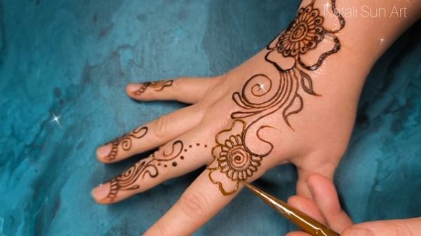 Рисуем мехенди на руке в цветочном стиле хной🔥🔥🔥 Автор Natali Sun Art