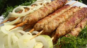 Люля-кебаб. Куриный люля-кебаб. Люля-кебаб на сковороде.