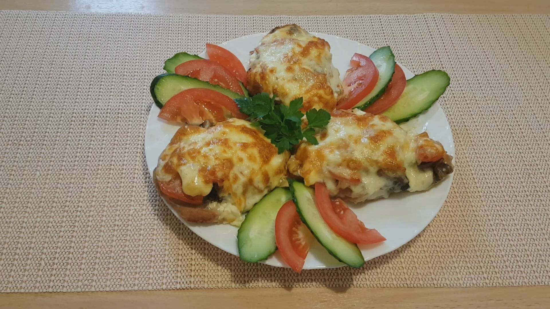 Мясо в духовке с грибами и сыром смотреть онлайн