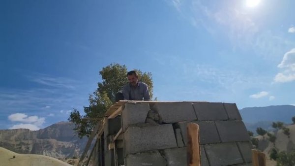 "Nomadic life studio: building a sloping roof and traditional dishes with the love