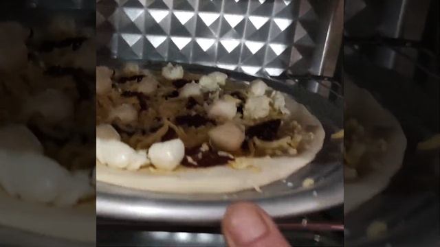 Когда нет соуса для пиццы. Быстро готовим пиццу с вялеными томатами. смотреть онлайн