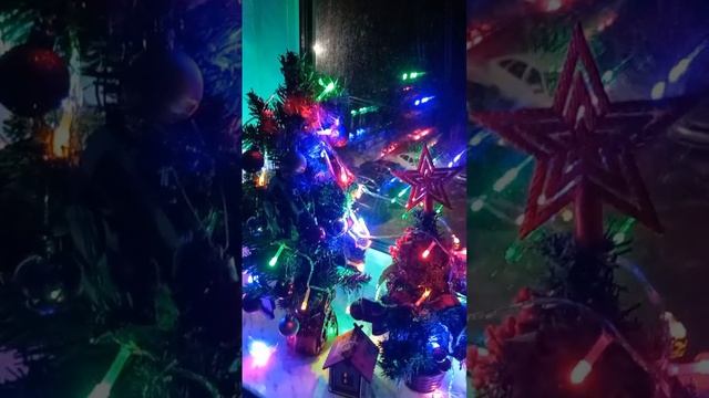 Наши елки с песней новогодние игрушки, свечи и хлопушки, клип