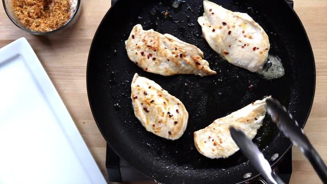 Lighter Chicken Milanese | Giada De Laurentiis смотреть онлайн