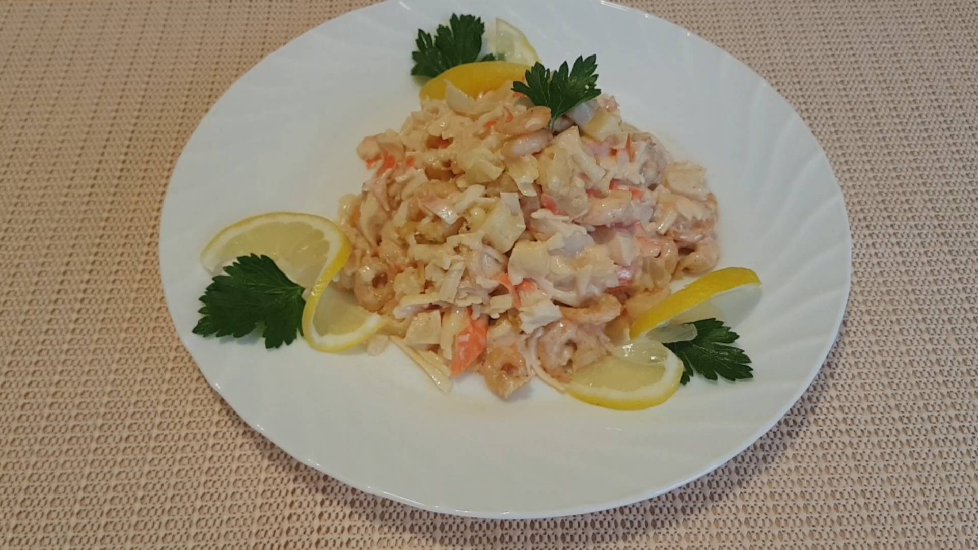 Салат с креветками и ананасами смотреть онлайн