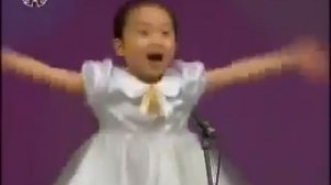 ТВ КНДР Девочка смешно поет  Дети Северной Кореи поют и играют