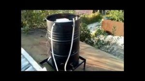 Дачный душ. Простое устройство забора теплейшей воды из бочки летнего душа старой душевой лейкой.