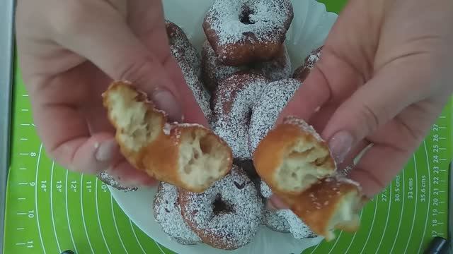 Стакан кефира и мука и гора ароматных Кремлевских пончиков смотреть онлайн