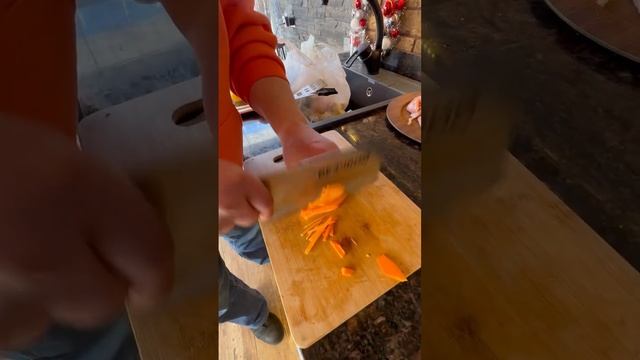 Режем морковку за 6 секунд. Про тесак ЦайДао #shorts смотреть онлайн