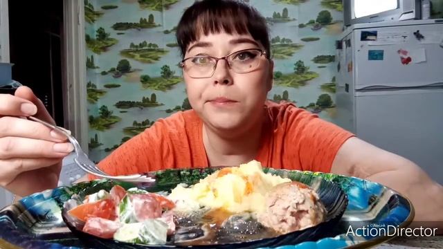 Mukbang |Пюре с котлетой, салат| Немного о себе