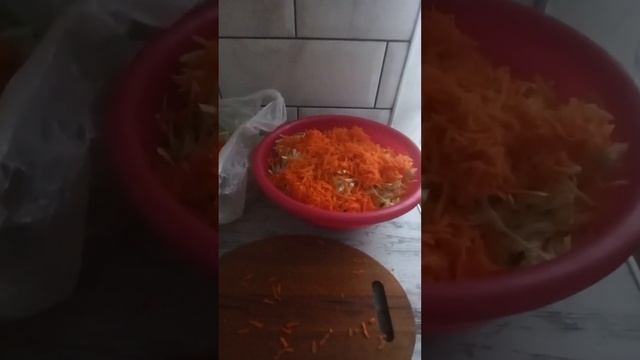 11. Заквасила капусту // Овощное рагу с мясом на ужин смотреть онлайн