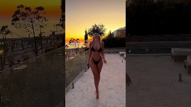 Красивые девушки в купальниках, бикини