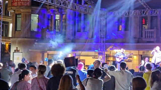 Европейская площадь в Батуми, Грузия, 29.09.2024. На фоне видим направление предстоящих выборов. смотреть онлайн