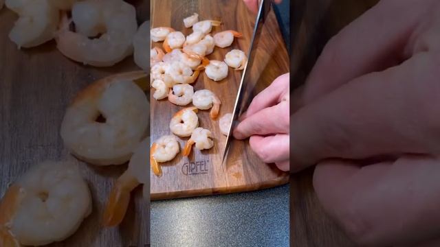 Салат Оливье с креветками и красной икрой смотреть онлайн