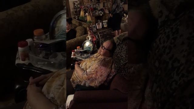 Ashley singing Selena in Spanish to 98 year old grandmother смотреть онлайн