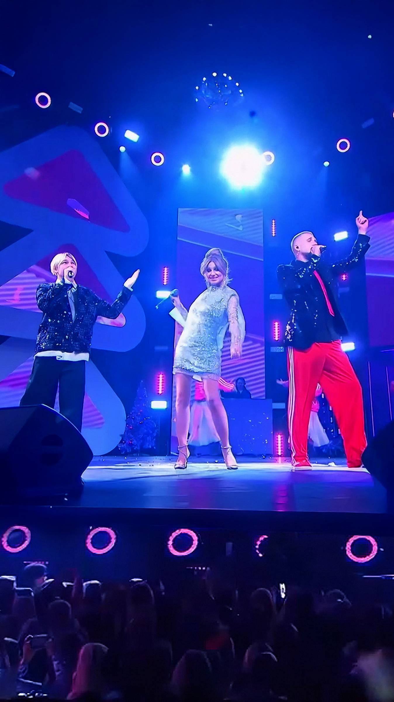 Новый год начался по-настоящему ярко! 🎄💃 смотреть онлайн