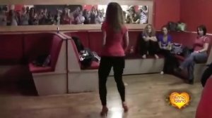 Девушка красиво танцует Бачату