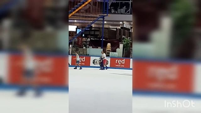 23 июля 2022г.Моя внучка учится кататься на коньках💃а лед то скользкий смотреть онлайн