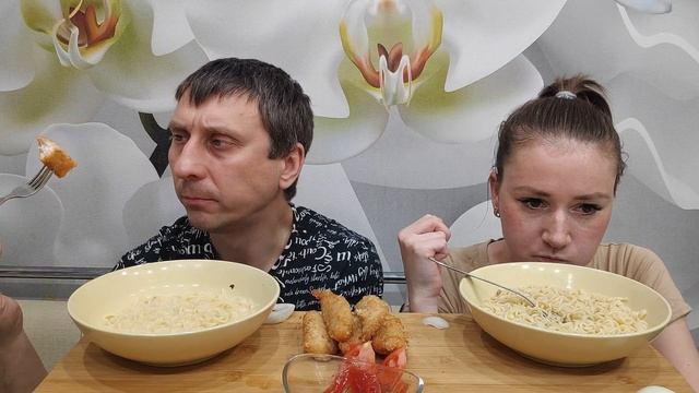 МУКБАНГ НАГГЕТСЫ И ЛАПША БИГ БОН ржем над комментами часть 2| MUKBANG NOODLES NUGGETS смотреть онлайн
