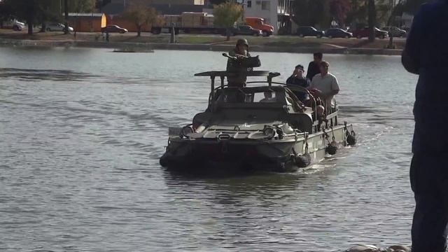 2014 Marysville Calif. Veterans Day Parade DUKW float. смотреть онлайн