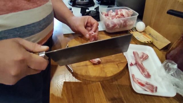 ЦайДао против свиных рёбер. Правила рубки костей тонким ножом - в описании #shorts смотреть онлайн