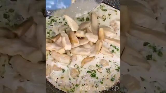 Паста Альфредо с курицей и грибами смотреть онлайн