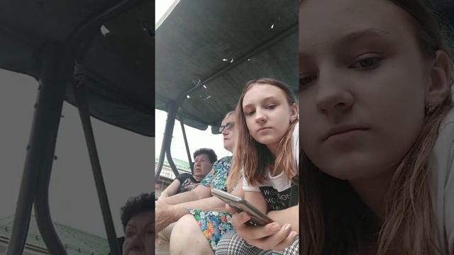 СТАРШЕЕ ПОКОЛЕНИЕ ОЦЕНИВАЕТ ПОПУЛЯРНЫЙ ПЕСНИ И НАОБОРОТ смотреть онлайн
