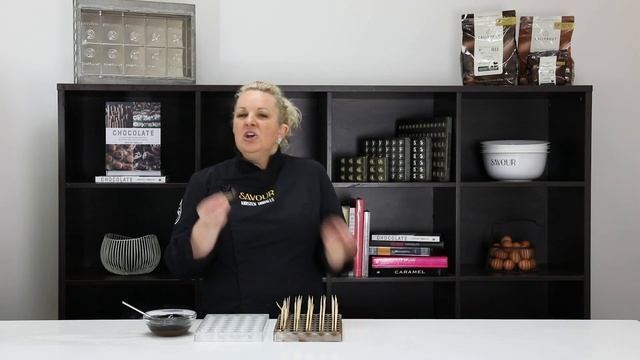 Ever Wondered How to Create Perfect Chocolate Feathering? | Full Lesson | Kirsten Tibballs смотреть онлайн